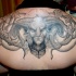 Tatuaggio mostruoso sulla schiena il mostro con i corni