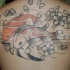 Tatuaggio grande sulla schiena le carpe koi & i fiori bianchi