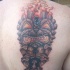 Le tatouage de haut du dos avec un torche de bois monstrueux en flammes