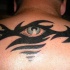 Gran tatuaje del ojo en el cudro negro en la espalda