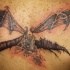 Tatuaggio sulla schiena il pipistrello che vola