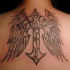 Le tatouage de haut du dos avec un croix noir stylisé avec des ailles