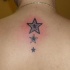 Le tatouage de haut du dos avec des étoiles de tailles différentes