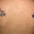 Tatuaje en la espalda estrellas en tinta negra