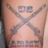 el tatuaje militar de dos escopetas cruzadas 