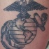 el tatuaje del simbolo de usmc con la planeta tierra ,una aguila y una ancla