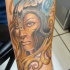 Preciosa mujer viking en el casco tatuaje en color