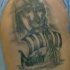 Tatuaje la cabeza grande del viking y la nave en el mar