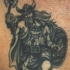 Bonito tatuaje del viking con hacha y escudo