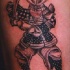 Fuerte guerrero con la espada tatuaje en tinta oscura