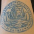 Tatuaje en tinta azul la nave de los vikings en el círculo