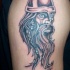 Pequeño tatuaje cabeza del viking en el hombro