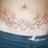 Le tatouage de ventre avec une plante à beaucoup de feuilles marron