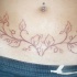 Tatuaje de la vid en el vientre