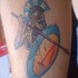 Pequeño tatuaje del guerrero con la jabalina y la espada en color
