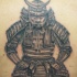 Interesante tatuaje guerreo japonés en el casco decorado con la luna nueva