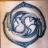 Interesante tatuaje el signo yin yang con dos ballenas