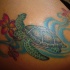 Muy lindo tatuaje la tortuga verde con las flores