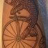 Precioso tatuaje con pez en la bicicleta antigua