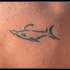 Tatuaje estilo minimalista simple tiburón