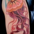 Tatuaje medusa grande en tinta rosada en el brazo