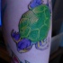 Tatuaje con los animales del mar la tortuga con la flor en color