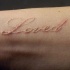 Tatuaje en tinta blanca con la inscripción 