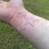 Tatuaje en la muñeca  las estrellas en tinta blanca