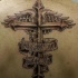 croce memoreale alato su parte superiore della schiena tatuaggio