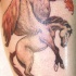 tatuaje de pegaso volando y hojas cayendo
