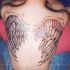 Tatuaje muy realístico las alas en la espalda
