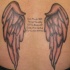 Tatuaje las alas con la inscripción