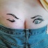 Tatuaje de ojas en culo
