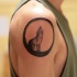 Tatouage cercle avec un loup hurlant
