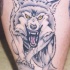 Tatouage de loup en colère sur la roche