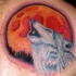 Lune rouge avec le tatouage de loup