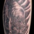 Gros loup buvant l'eau le tatouage