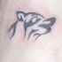 Petit tatouage de loup en style tribal