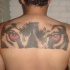 Tatouage avec des yeux de loup sur le dos