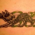 Tatouage original avec un loup hurlant