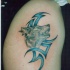 Tatuaggio bello sul deltoide la testa del lupo & i segni tribale