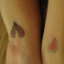 Le tatouage de deux poignets avec deux cœurs