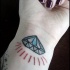 Diamante brillante en colkor tatuaje en la muñeca