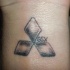 Logo de Mitsubishi tatuaje en la muñeca