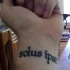 Le tatouage de poignet avec un locution latin solus ipse