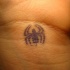 Una araña pequeña tatuaje en la muñeca