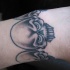 Tatuaje en la muñeca calaveras en forma de brazalete