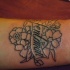 Tatuaggio sul polso i fiori bianchi & la scritta