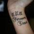 Tatuaggio sul polso la scritta calligrafica