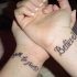 Le tatouage de deux poignets avec des inscriptions